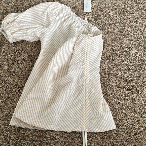 Petersyn One Shoulder Blouse in Almond White Top Size S - Picture 9 of 12